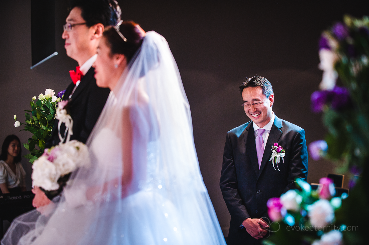 The best man has a chuckle at a korean wedding in Hong Kong | Photography by Evoke Eternity (www.evokeeternity.com)